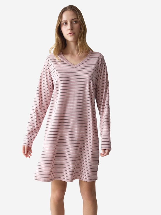 Model draagt roze nachthemd met lange mouwen en fijne zwarte streepjes, met v-hals.