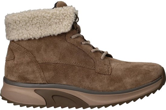 Zijaanzicht van een bruine suède veterboot met beigekleurige pluizige schacht en dikke zool.