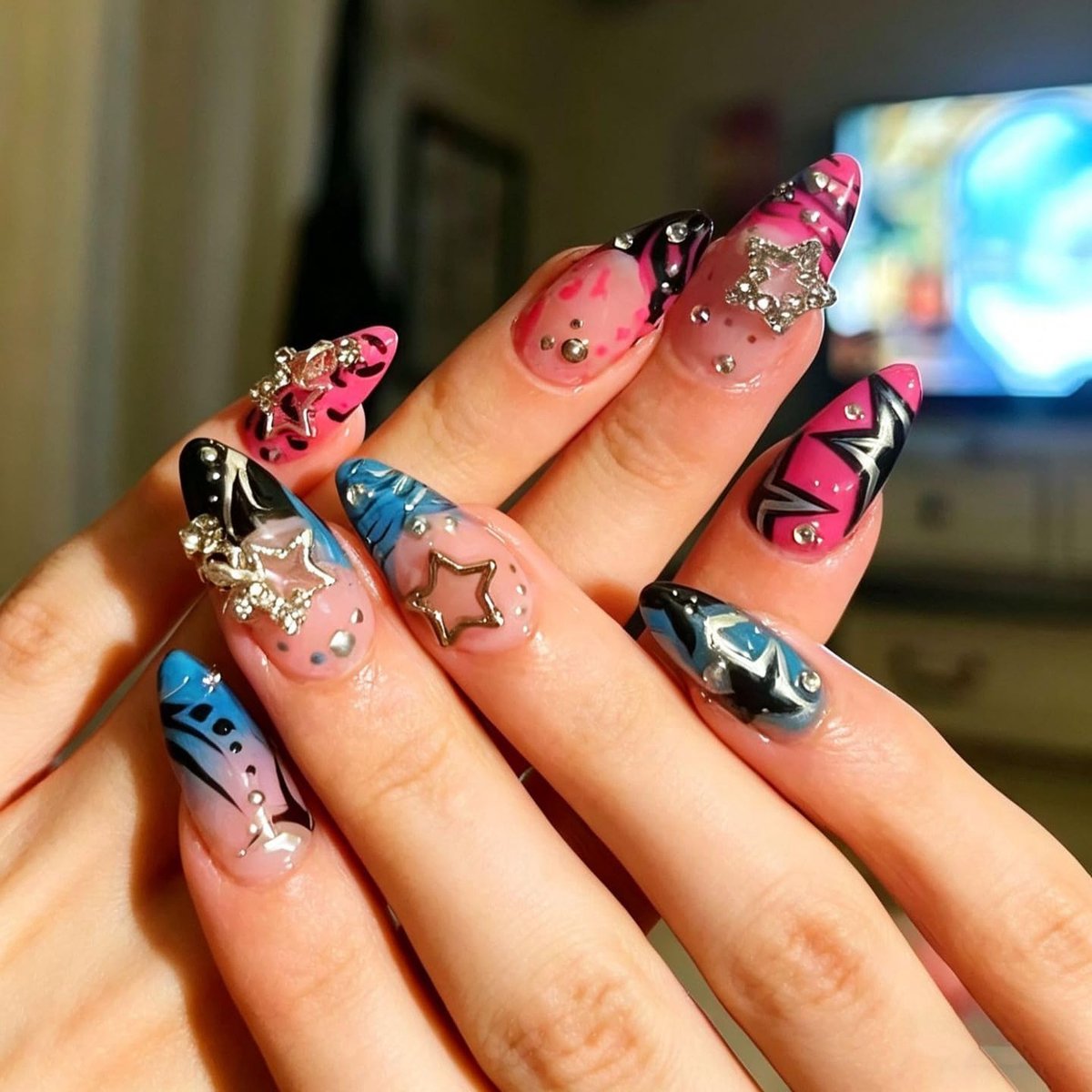 On Nails kort, amandelroze Franse 3D kristal sterren bedels diamant design korte amandel Y2K nepnagels, blauwe tips zilveren ster herfst winter kunstmatige kunstnagels