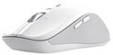 Witte draadloze Trust muis met grijze accenten, scrollwiel en extra knoppen, van links gezien.