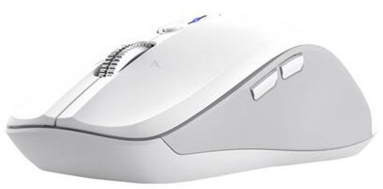 Witte draadloze Trust muis met grijze accenten, scrollwiel en extra knoppen, van links gezien.