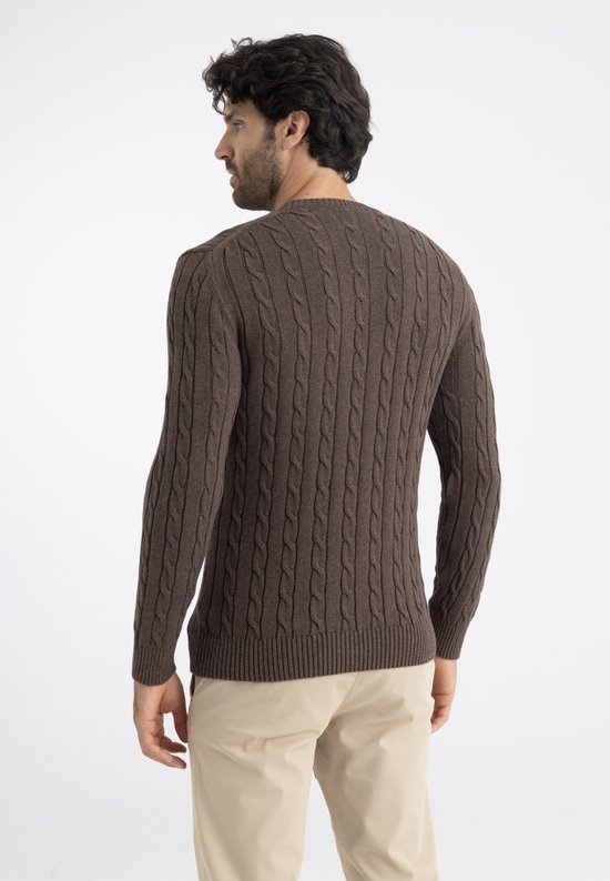 Man met bruine kabeltrui en beige broek, terug van opzij.