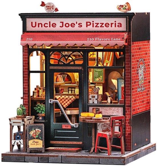 Gedetailleerd miniatuurmodel van 'Uncle Joe's Pizzeria' met rode luifel, bakstenen muren en verlichte etalage.