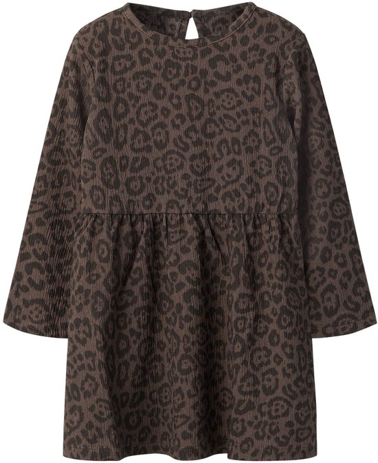 Bruine jurk met luipaardprint, lange mouwen, geplooide taille en een druppelvormige opening in de nek.