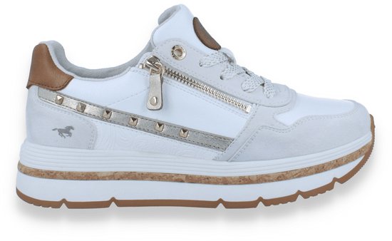 Witte Mustang sneaker met zijrits, metalen studs, bruin hielstuk en kurk-look zool. Mustang-logo aan de zijkant.