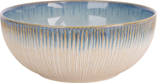 Ronde keramische saladeschaal met blauwe geglazuurde rand en gestreept reliëf in beige en blauw.