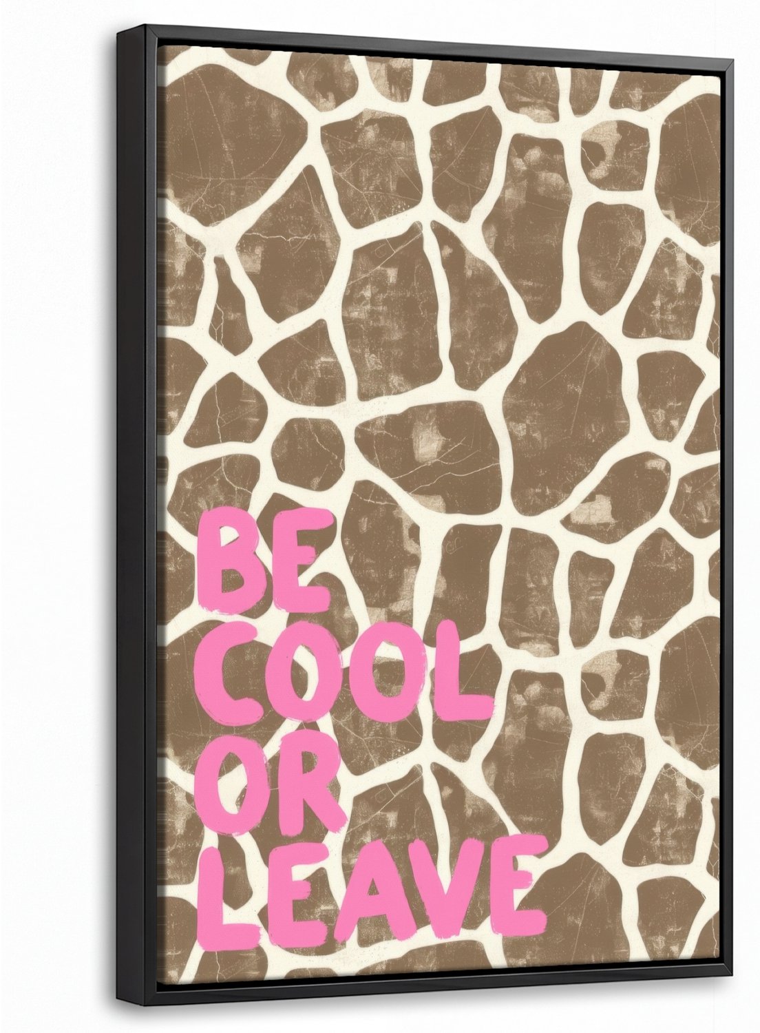 Canvas Schilderij met Baklijst 40x60cm - Tekst - Be cool or leave - Roze - Giraffenprint - Muurdecoratie woonkamer - Slaapkamer decoratie - Kamer accessoires - Schilderijen op canvas met lijst