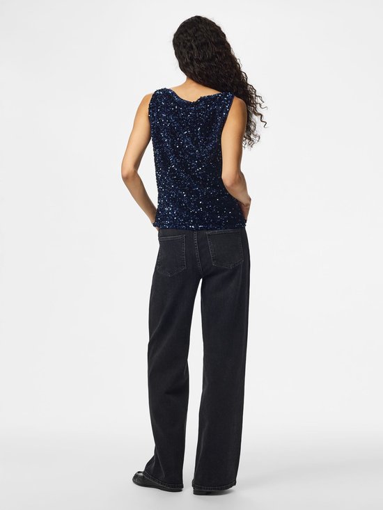 Dons van achteren gezien, een donkerblauw mouwloos topje met pailletten, gedragen door een vrouw met lang krullend haar, met een zwarte jeans.