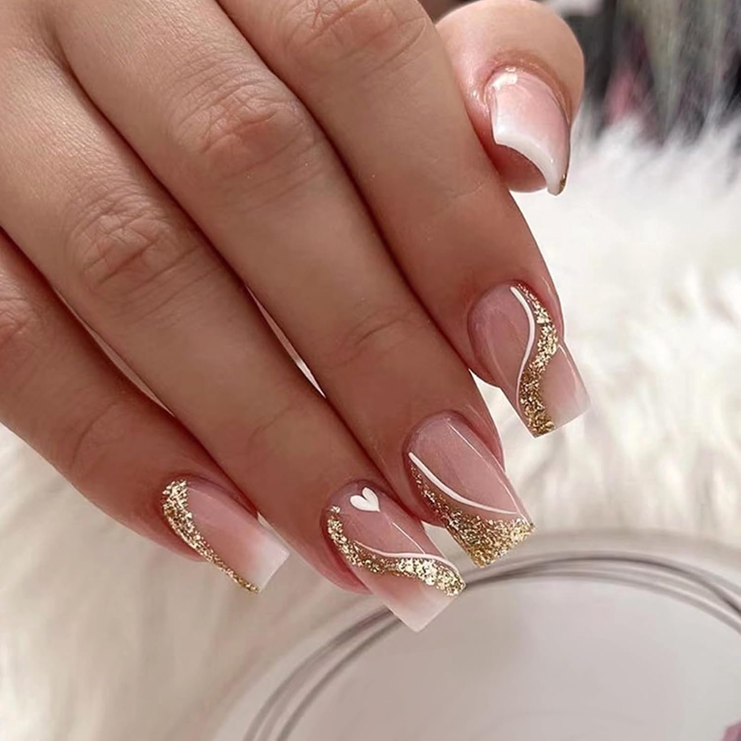 24 stuks nagels om op te plakken, medium, vierkant, nude, roze, French tip, press-on nagels, goud, glitter, kunstnagels met liefdeshart, volledige dekking, acryl, valse nagels voor dames en