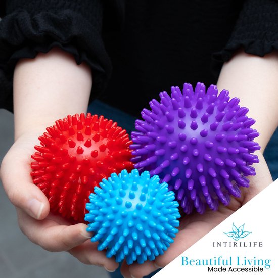 Intirilife massagebal set van 3 fascieballen in paars - rood - blauw puistbal - 9 / 7,5 / 6 cm - egelbal voor zelfmassage massagebal voor rug benen voeten reflexzones stekelige bal — cadeau in Verzorging - foto 5
