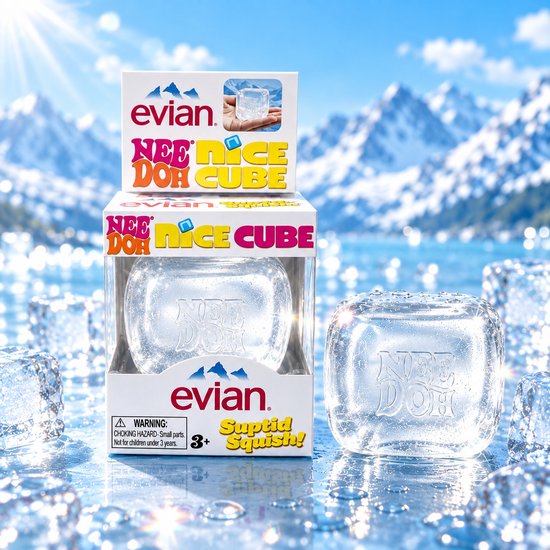 Evian NeeDoh Nice Cube in verpakking met ijsblokjes, tegen een decor van besneeuwde bergen.