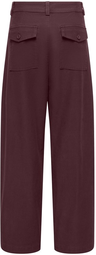 Bordeauxrode ONLY barrel-fit broek, achterkant met twee opgestikte zakken met knoopsluiting.