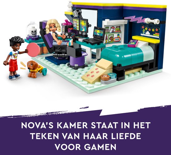 Een LEGO Friends speelgoedkamer met blauwe en paarse muren, een bed, gaming-opstelling en twee minipoppetjes met hond.