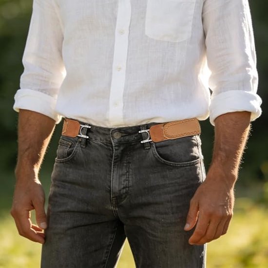 Man met bruine, gesploze riem, verbonden met jeans, met metalen haakjes aan de zijkant.