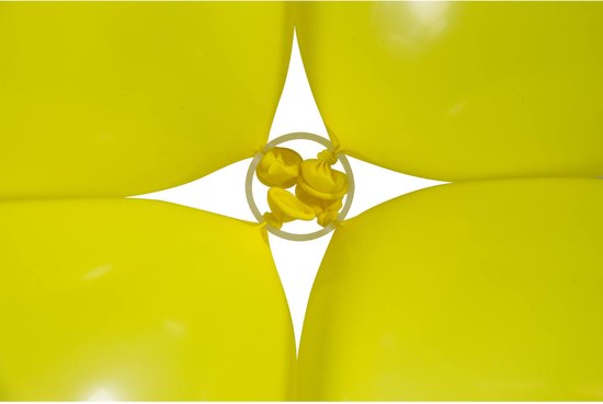 Vier gele ballonnen verbonden door een transparante clip in het midden.