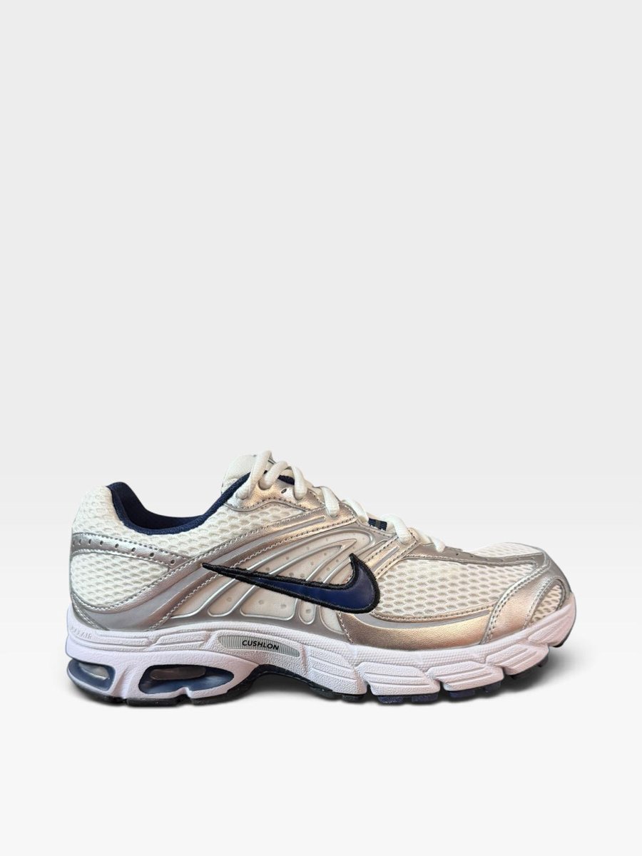 W NIKE AIR MAX MOTO 2K Zilver