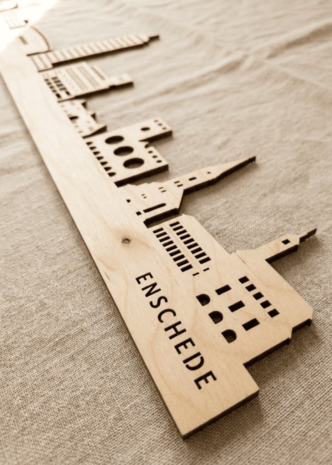 Houten Skyline Enschede | Wanddecoratie voor aan de muur | Berken | 70 x 14 cm