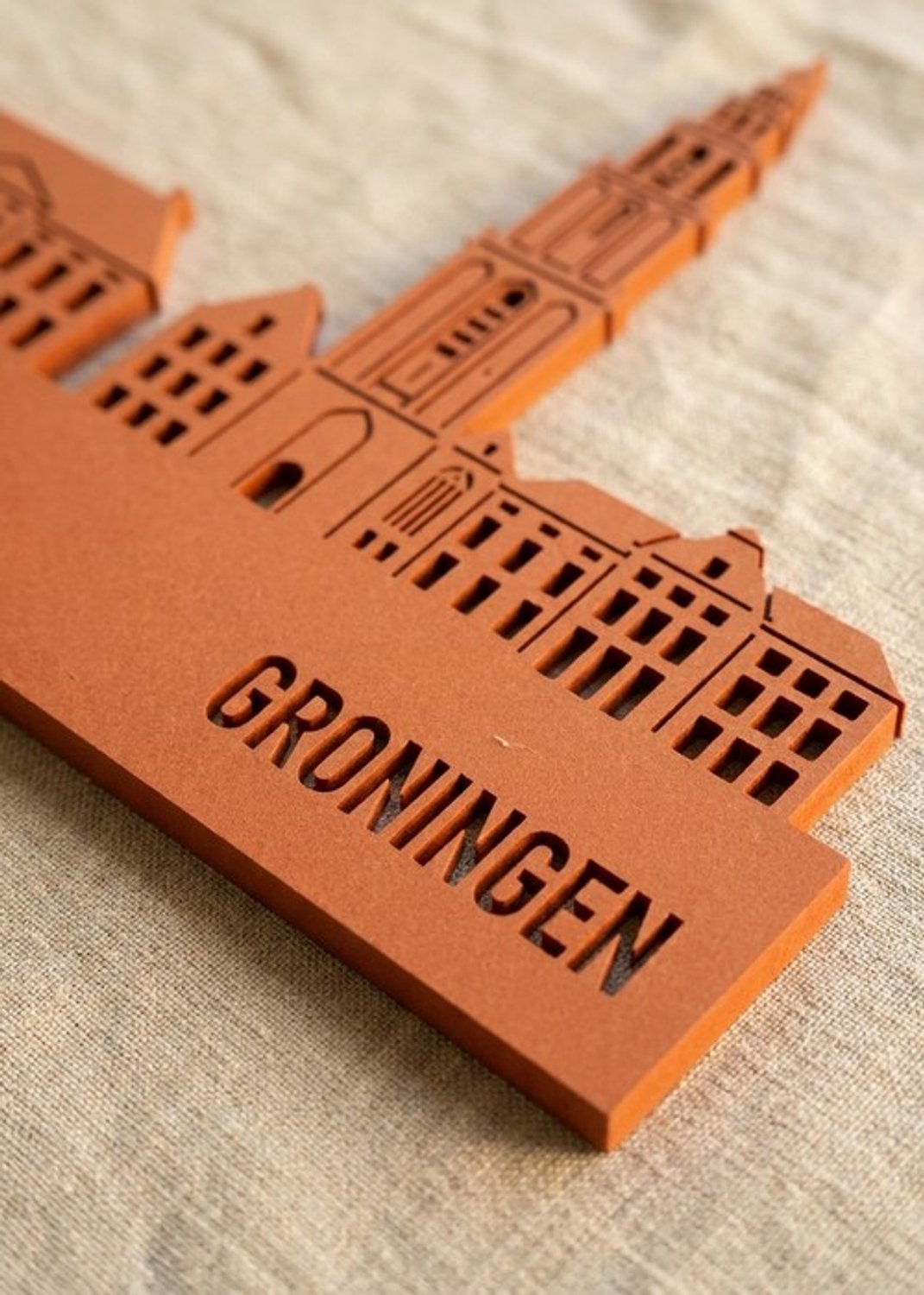Houten Skyline Groningen | Wanddecoratie voor aan de muur | Oranje MDF | 70 x 14 cm