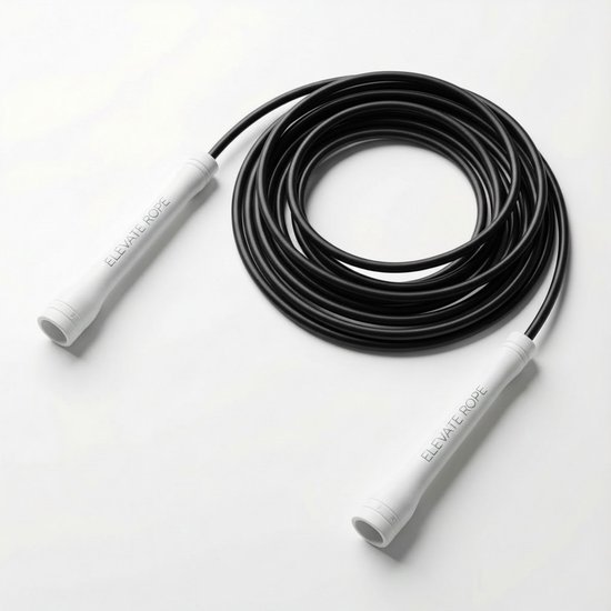 Zwart springtouw met twee witte handvatten, opgerold op een witte ondergrond.