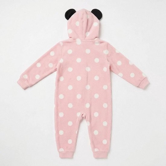 Achterkant van roze onesie met witte stippen en capuchon met zwarte oortjes.