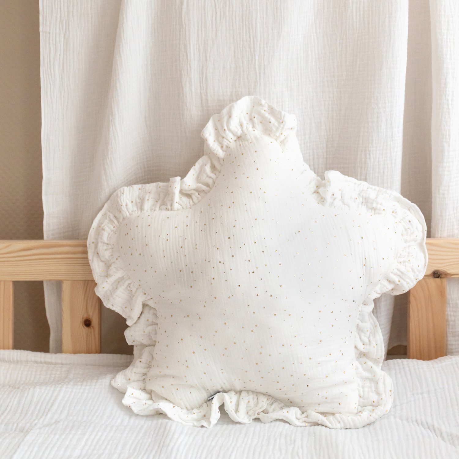 LILIMAUS Sierkussen ster met ruche en gouden details - mousseline katoen - wit