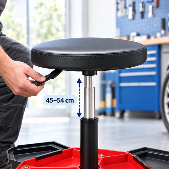 Hand die de hendel bedient om de hoogte van de kruk aan te passen van 45 tot 54 cm.