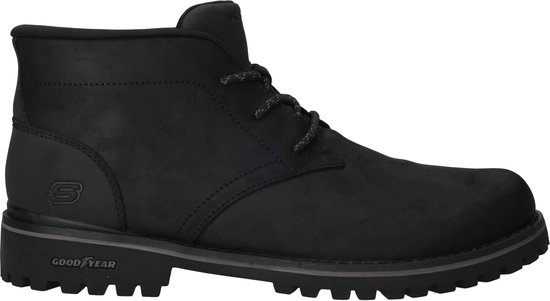 Zijkant van zwarte veterboot met S-logo en Goodyear-tekst op de robuuste zool.