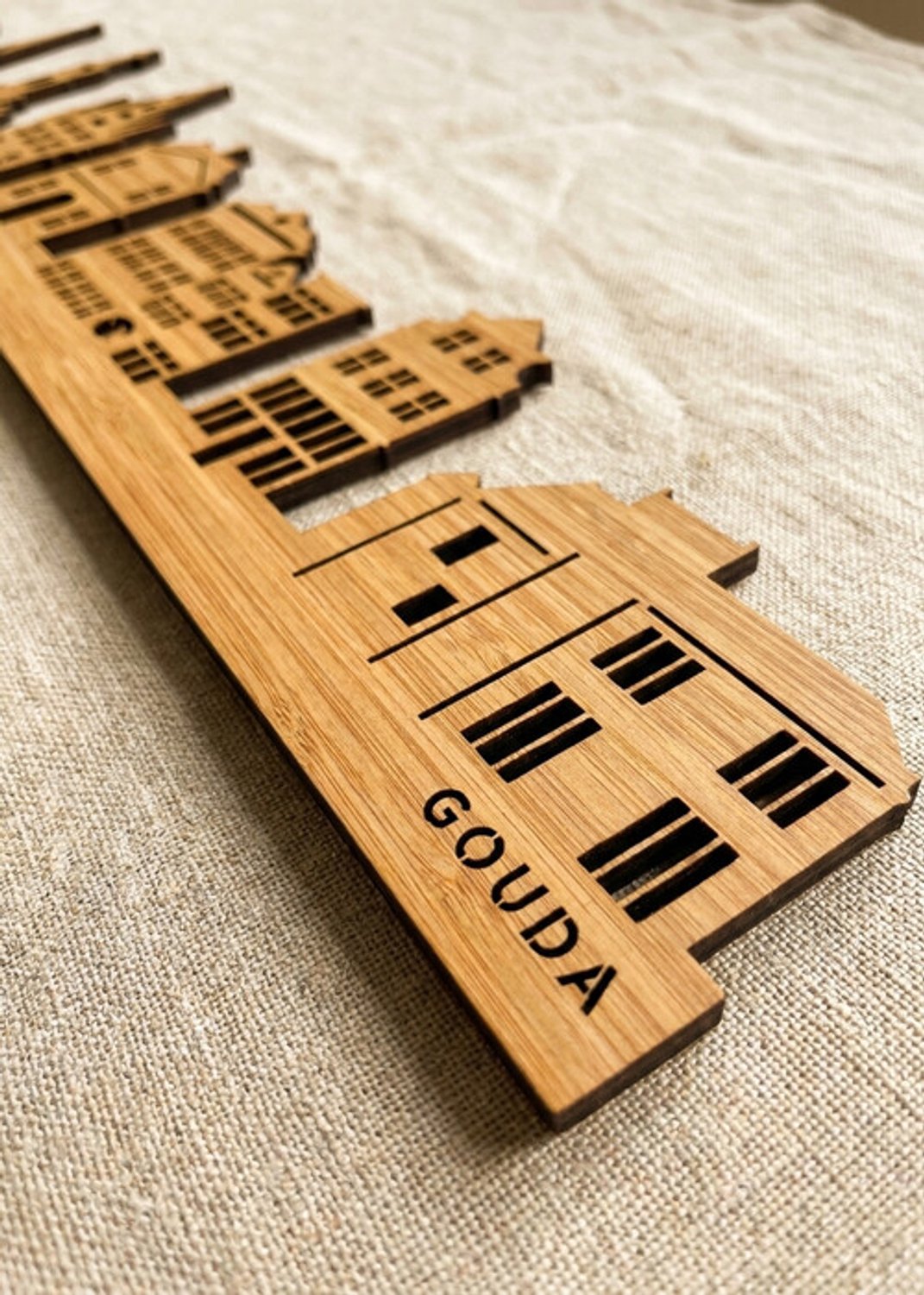 Houten Skyline Gouda | Wanddecoratie voor aan de muur | Bamboe | 70 x 13 cm