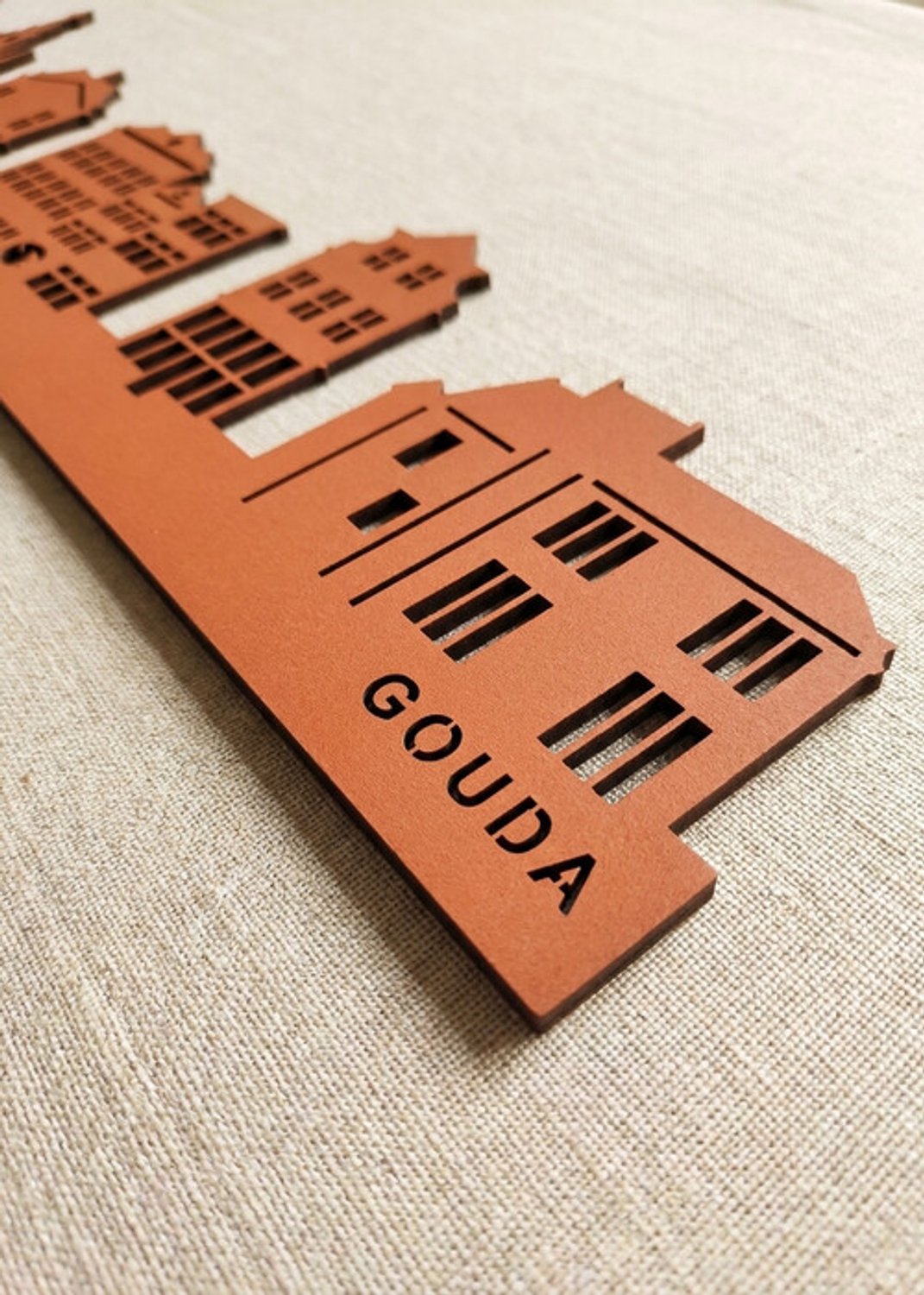 Houten Skyline Gouda | Wanddecoratie voor aan de muur | Oranje MDF | 70 x 13 cm