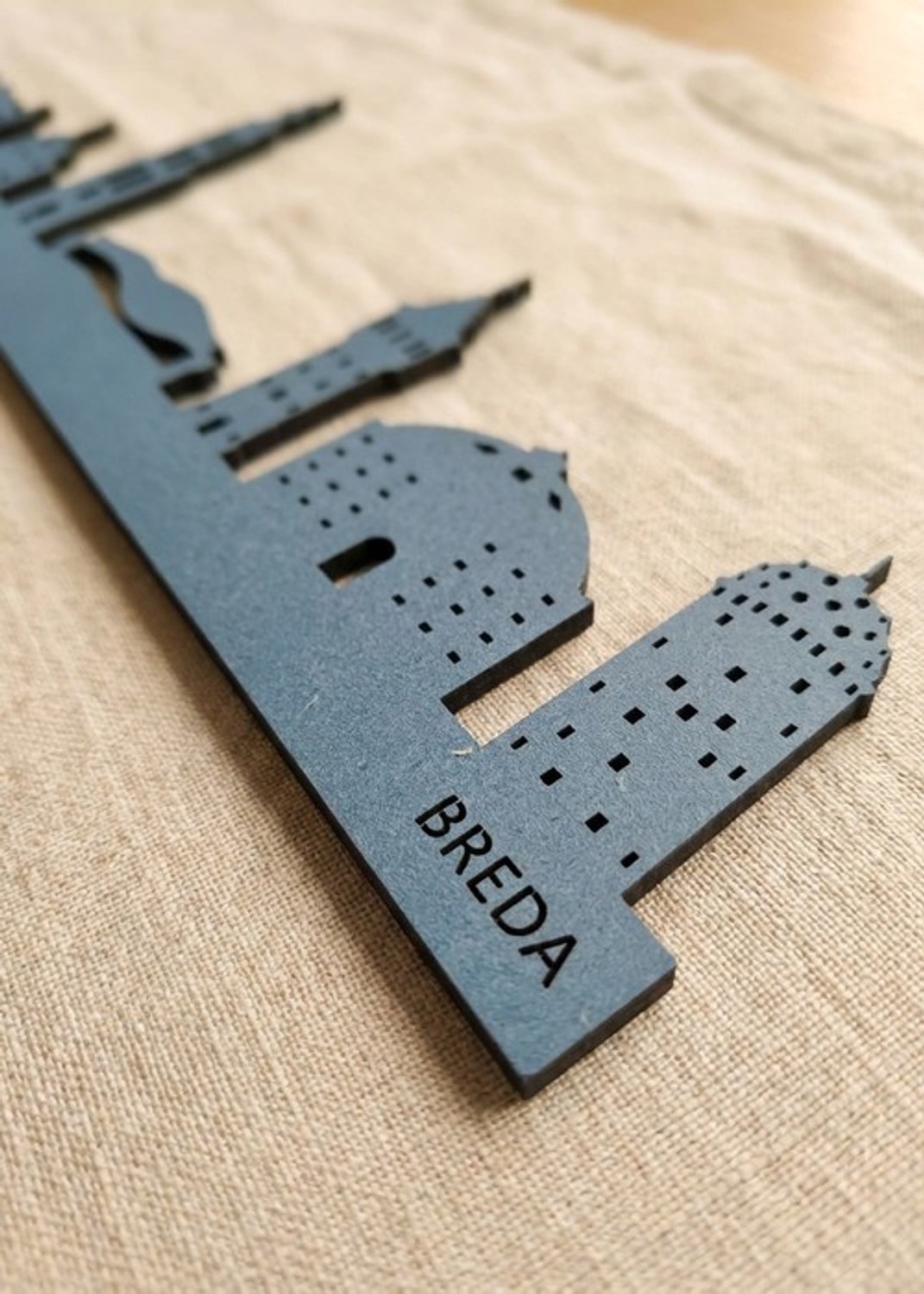 Houten Skyline Breda | Wanddecoratie voor aan de muur | Blauw MDF | 70 x 14 cm