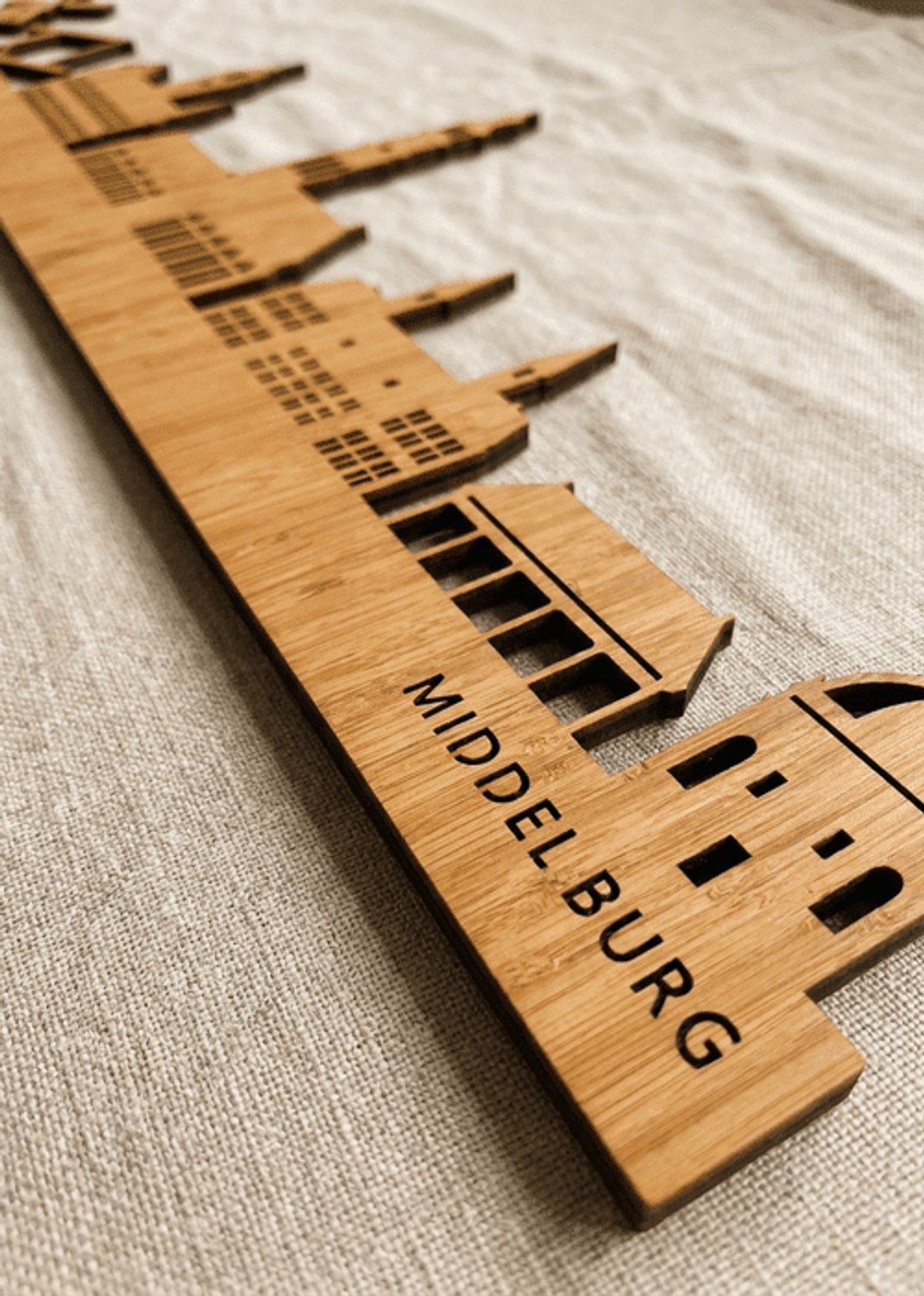 Houten Skyline Middelburg | Wanddecoratie voor aan de muur | Bamboe | 100 x 19 cm