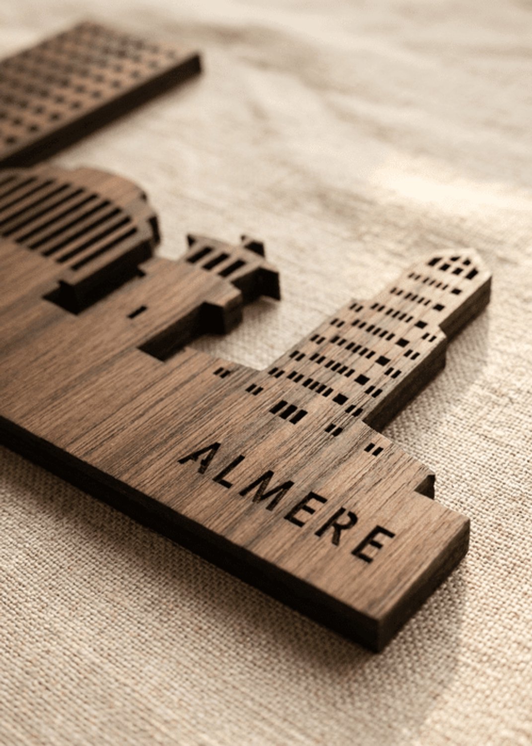 Houten Skyline Almere | Wanddecoratie voor aan de muur | Noten | 100 x 21 cm