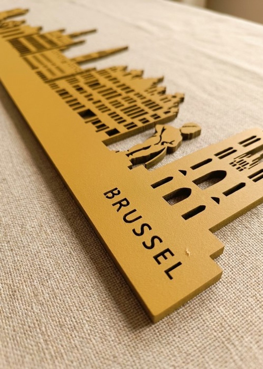Houten Skyline Brussel | Wanddecoratie voor aan de muur | Geel MDF | 70 x 14 cm