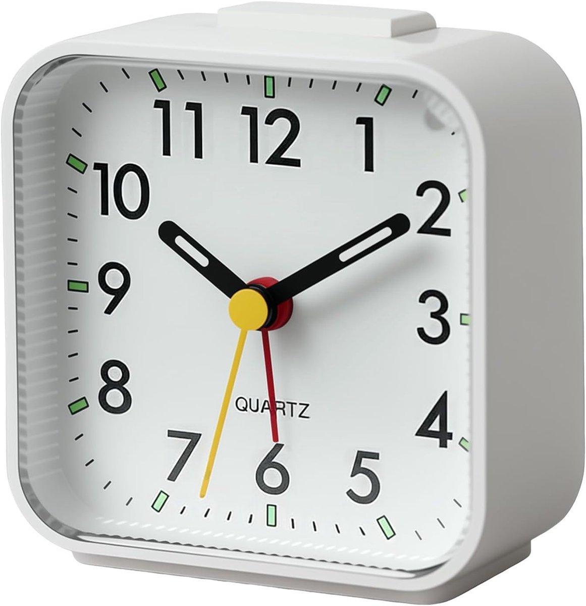 Analoge wekker, geen tikken met snooze en nachtlampje, luid alarm op batterij, draagbare nachtkastklok voor slaapkamer, kantoor, reizen, hotelkamer en dagelijks gebruik (wit)