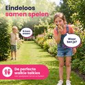 Twee kinderen met walkietalkies in een tuin. Het meisje zegt 'Waar ben je?' en de jongen zegt 'Ik kom eraan!'.