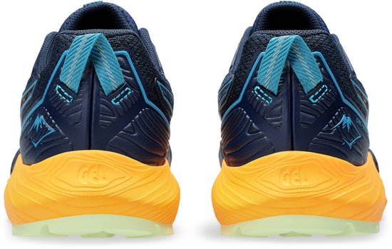 Achterkant van twee marineblauwe ASICS trailschoenen met oranje zolen en blauwe lussen.