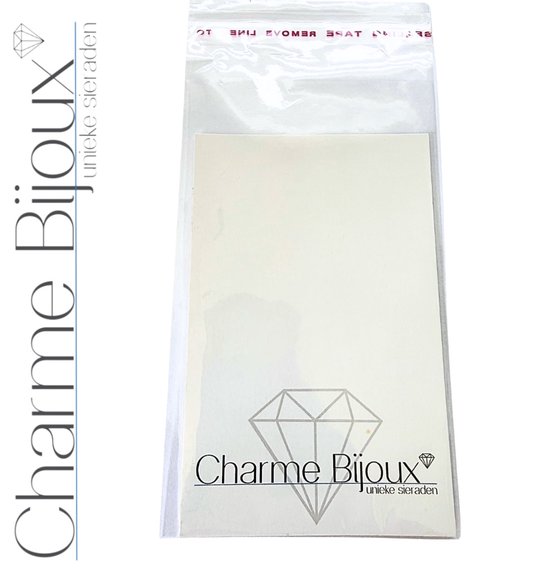 Verpakking van Charme Bijoux met logo van een diamant en de tekst 'unieke sieraden'.