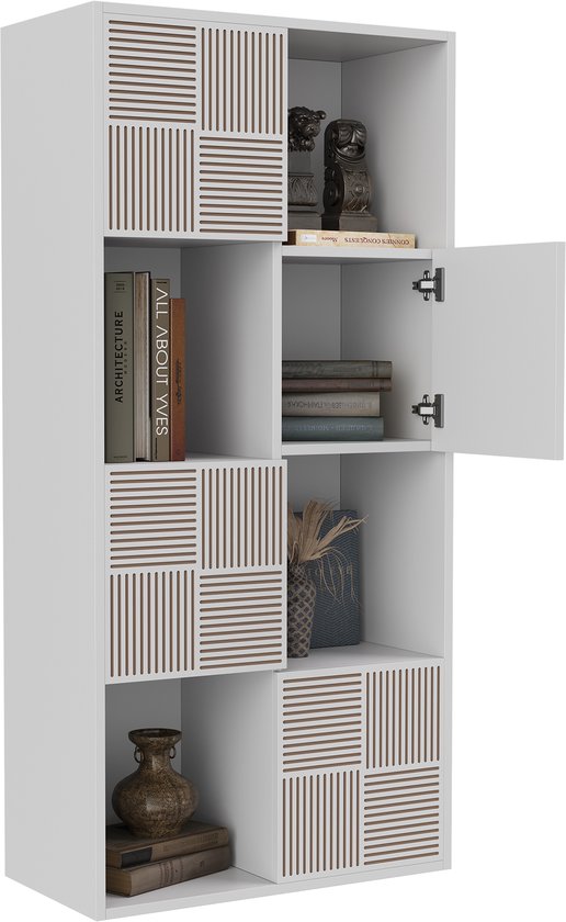 Witte opbergkast met 8 vakken, waarvan 2 deuren. Panelen met bruine lijnenpatronen. Boeken en decoraties.