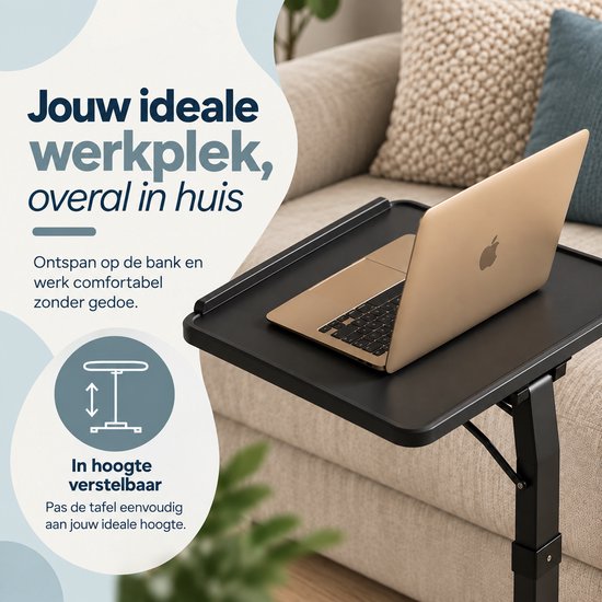 Zwarte laptoptafel bij een bank met tekst over verstelbare hoogte voor een ideale werkplek.