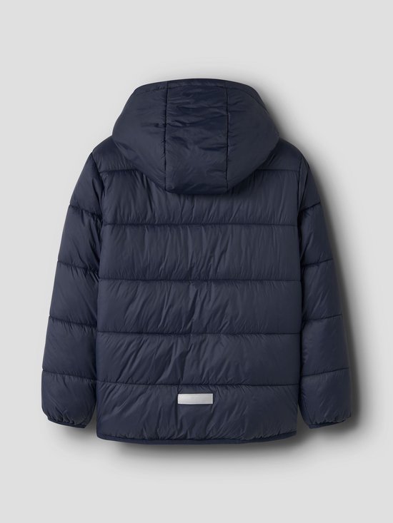 Donkerblauwe, gewatteerde jas met capuchon, achterkant met reflecterend label.
