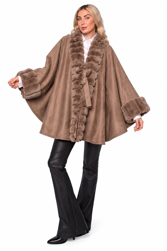 Model draagt een bruine poncho met faux fur kraag en mouwranden, een strik aan de voorkant. Daaronder een witte blouse en zwarte broek.