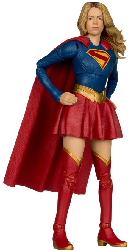 Supergirl-actiefiguur met handen in de zij, gekleed in blauw met het S-logo, rode rok en hoge laarzen.