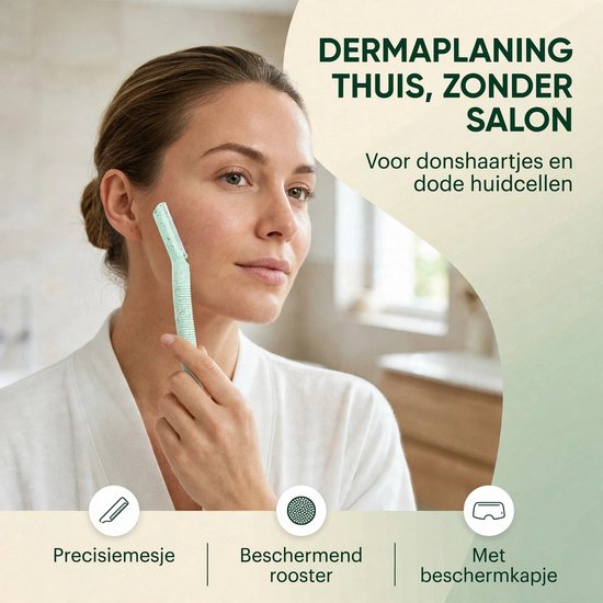 Vrouw met witte badjas gebruikt lichtgroene dermaplaning gezichtsverwijderaar op haar wang.