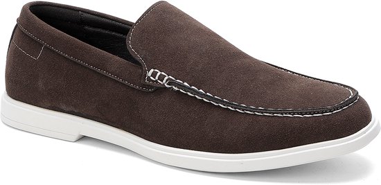 Bruine suède loafer met witte stiksels aan de zijkant en neus.