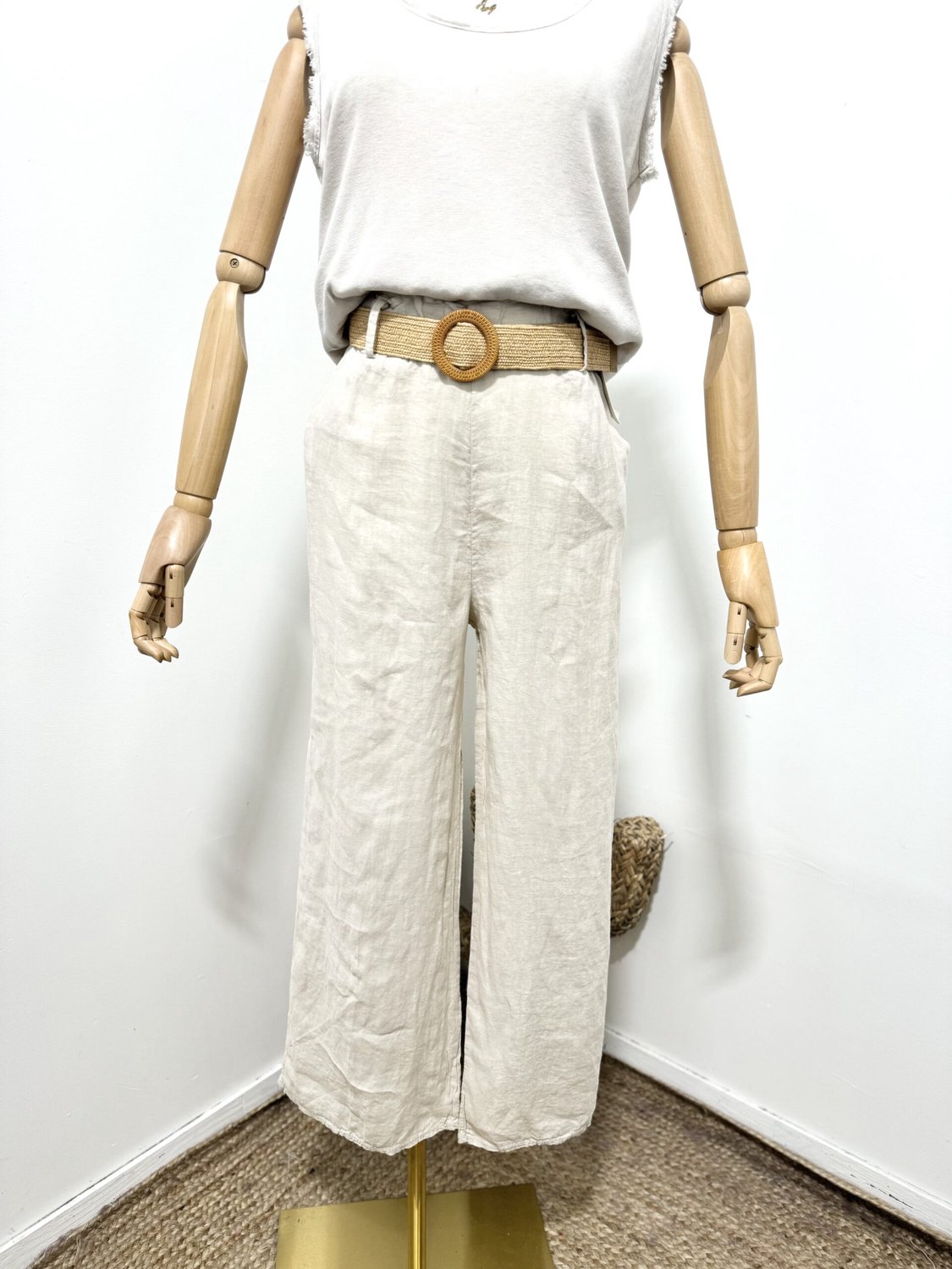 Linnen broek met een rieten ceintuur en zijzakken - elastische talie - kleur BEIGE - maat 38/40