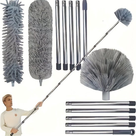 Een man met een telescoopsteel stofwisser, met verschillende opzetstukken: ronde plumeau, langwerpige wisser en gebogen wisser.