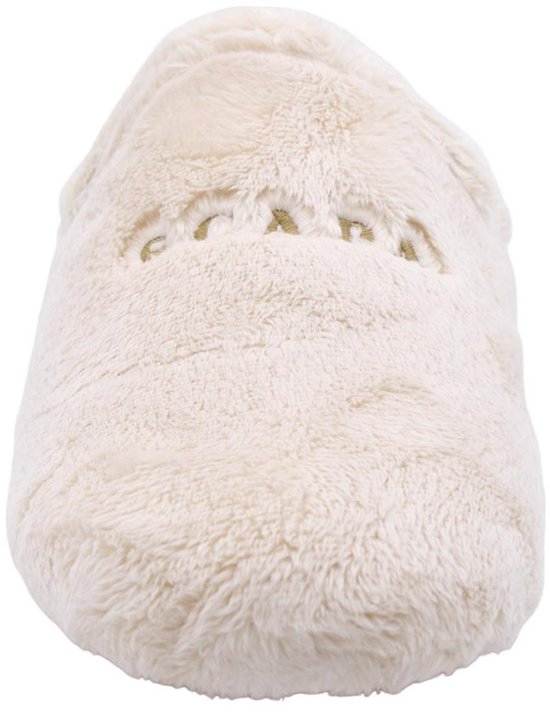 Vooraanzicht van een pluizige, crèmekleurige pantoffel met subtiel Scapa-borduursel.