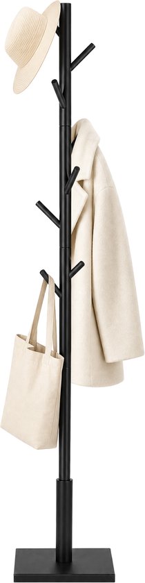 Zwarte kapstok met een beige hoed, een crème jas en een beige tas eraan.
