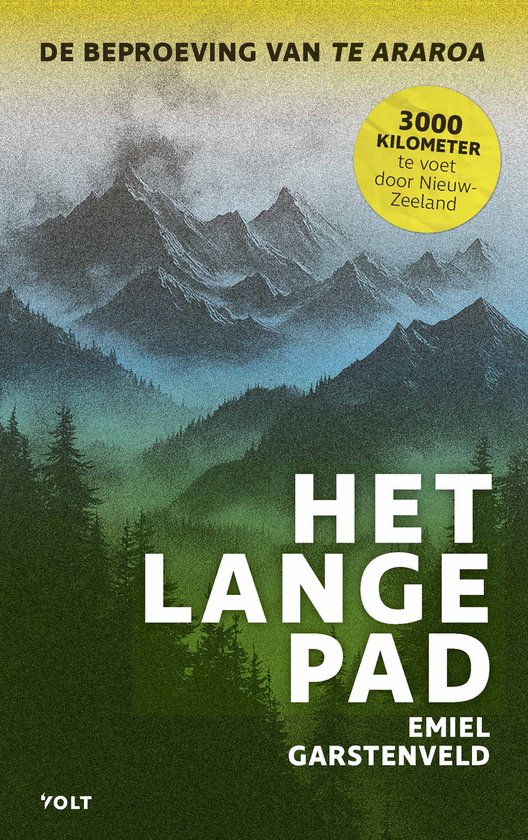 Berglandschap met mistige bomen op de voorgrond. De tekst 'Het lange pad' en 'Emiel Garstenveld' staat op de voorgrond.