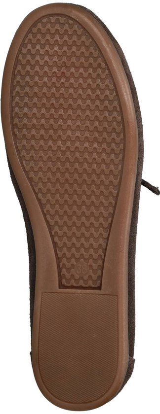 Onderkant van een bruine suède loafer met een golvend patroon op de zool en maat 38.